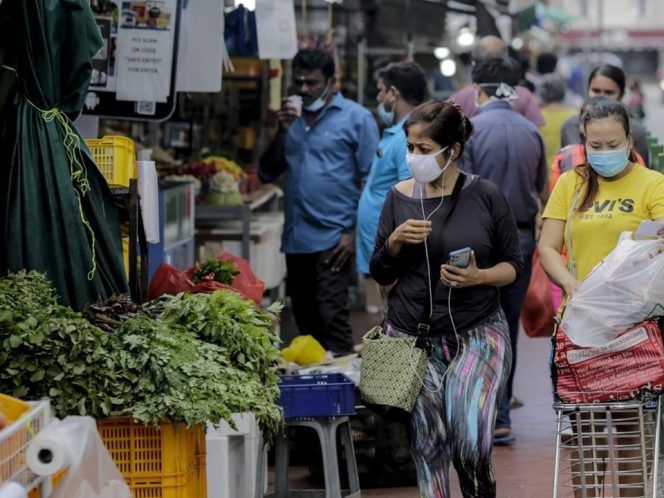 
					Warga Singapura berbelanja di kios sayuran