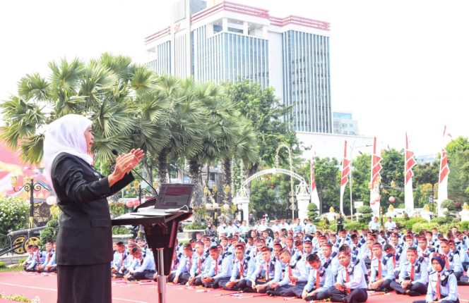 
					Gubernur Jawa Timur Khofifah Indar Parawansa memberikan pembekalan kepemimpinan kepada 364 siswa SMA Taruna Nusantara di halaman Gedung Negara Grahadi, Kamis (23/6) pagi.