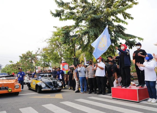 
					Gubernur Jawa Timur Khofifah Indar Parawansa melepas konvoi atau rolling thunder mobil Volkswagen (VW) yang tergabung dalam acara Madiun Volksweekend dari halaman Balai Kota Madiun, Sabtu (11/6) sore.