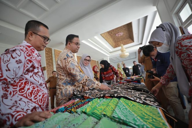 
					Batik Bengkulu memiliki keunikan dibanding batik lain di Indonesia. Hal itu membuat Gubernur Anies terkesan dan menyempatkan untuk berbelanja produk UMKM di acara Seminar APPSI di Gedung Raya Semarak, Bengkulu, Senin (20/6).
