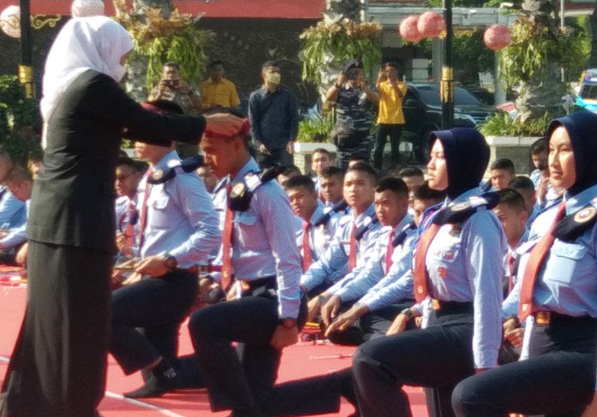 
					Gubernur Khofifah Indar Parawansa secara simbolis memberikan cinderamata berupa udeng kepada empat perwakilan siswa Kelas XII SMA Taruna Nusantara.