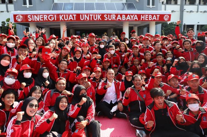 
					Wali Kota Surabaya Eri Cahyadi melepas sebanyak 794 atlet yang mengikuti Pekan Olahraga Pemerintah Provinsi (Porprov) Jawa Timur VII Tahun 2022, di Halaman Balai Kota Surabaya, Rabu (22/6/2022).