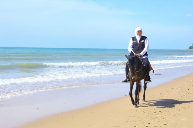 
					Di tengah deburan air Pantai Slopeng yang bergemuruh lirih, Gubernur perempuan pertama di Jatim itu menjajal wisata berkuda menelusuri pinggir Pantai Slopeng yang sangat indah.
