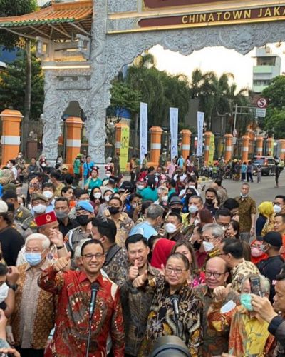 Gubernur DKI Jakarta Anies Baswedan dan sejumlah tokoh Tionghoa di antara warga yang memadati area peresmian Gapura Chinatown Jakarta di kawasan Glodok, Jakarta Barat, Kamis 30 Juni 2022. (Foto Kelurahan Tamansari) 