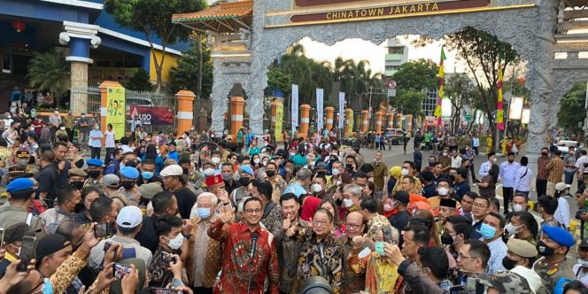 
					Gubernur DKI Jakarta Anies Baswedan dan sejumlah tokoh Tionghoa di antara warga yang memadati area peresmian Gapura Chinatown Jakarta di kawasan Glodok, Jakarta Barat, Kamis 30 Juni 2022. (Foto Kelurahan Tamansari) 