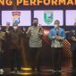 Kapolresta Sidoarjo Kombes Pol. Kusumo Wahyu Bintoro saat menerima penghargaan iNews Maker Award 2022 di Jakarta, Kamis (30/6) malam. 