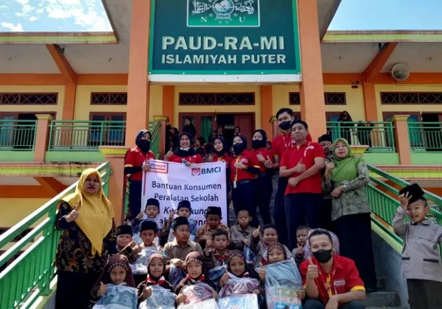 Foto bersama usai menyalurkan puluhan paket perlengkapan sekolah atau school kit yang diberikan ke siswa Madrasah Ibtidaiyah (MI) Islamiyah. (Foto: Istimewa)