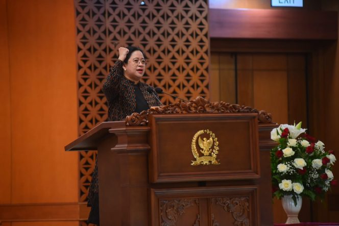  					Ketua DPR RI Puan Maharani menyampaikan laporan kinerja DPR selama satu tahun yakni dalam Tahun Sidang 2021-2022. Menurutnya, DPR terus berupaya bekerja dengan menganut prinsip transparansi publik.