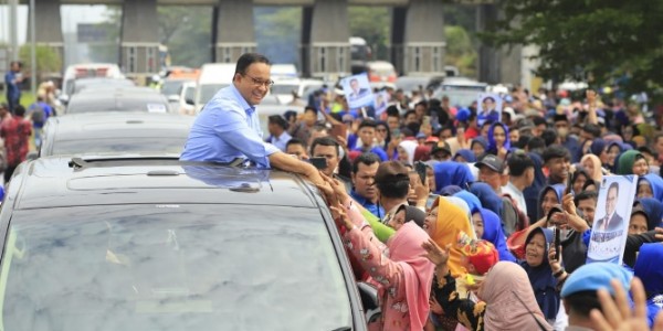 
					Puluhan ribu massa menyambut Anies Baswedan di Medan, (4 November 2022).