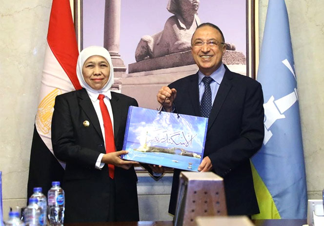 
					Gubernur Khofifah Indar Parawansa bersama Gubernur Alexandria Mohamed Taher El-Sherif.
