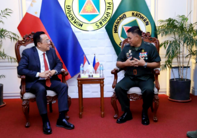 
					Pertemuan mantan Ketua DPD RI 2009-2016 Irman Gusman dengan Kepala Staf Ad Interim Angkatan Darat Filipina Mayor Jenderal Jose Eriel M. Niembra di Manila, pada 10 November 2022. (Foto: istimewa)