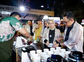 Sekdaprov  Adhy Karyono mencicipi kopi produksi Jatim saat menghadiri JCC 2022 di Jalan Tunjungan, Minggu (27/11).