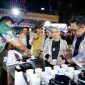 Sekdaprov  Adhy Karyono mencicipi kopi produksi Jatim saat menghadiri JCC 2022 di Jalan Tunjungan, Minggu (27/11).