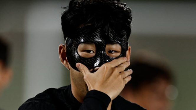 
					Bomber Korsel Son Heung-min yang mengenakan topeng. (Foto: Reuters)