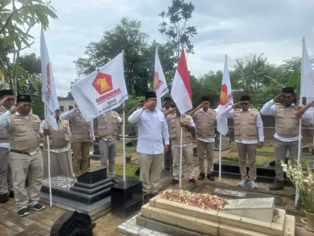 Bambang Haryo Soekartono bersama tim BHS Peduli saat melakukan ziarah ke makam Prof Suhardi/ Foto : Kempalan