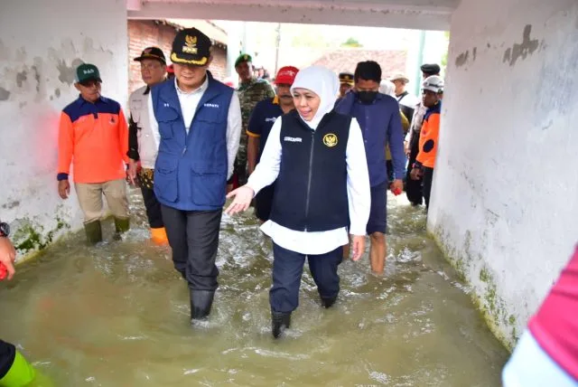 Gubernur Khofifah ketika meninjau banjir di Jawa Timur