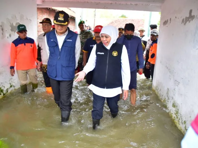 Gubernur Khofifah ketika meninjau banjir di Jawa Timur