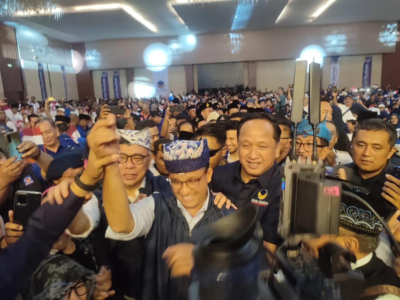 Surabaya Membeludak, Mas Anies Tetap Harus Dikerdilkan