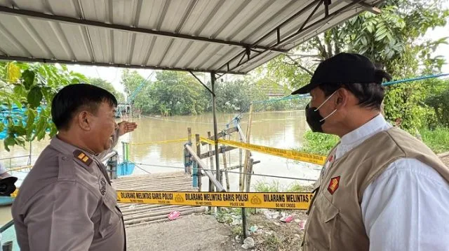 Politisi Bambang Haryo Soekartono saat berkunjung ke lokasi tenggelamnya Perahu Tambangan di Kemlaten/Istimewa