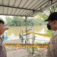 Politisi Bambang Haryo Soekartono saat berkunjung ke lokasi tenggelamnya Perahu Tambangan di Kemlaten/Istimewa