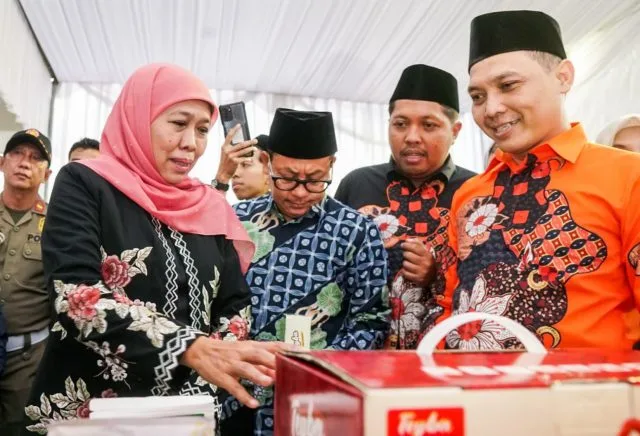 Gubernur Khofifah bersama Direktur Shopee Shopee Barokah Bukhori Muslim meninjau stan pameran.
