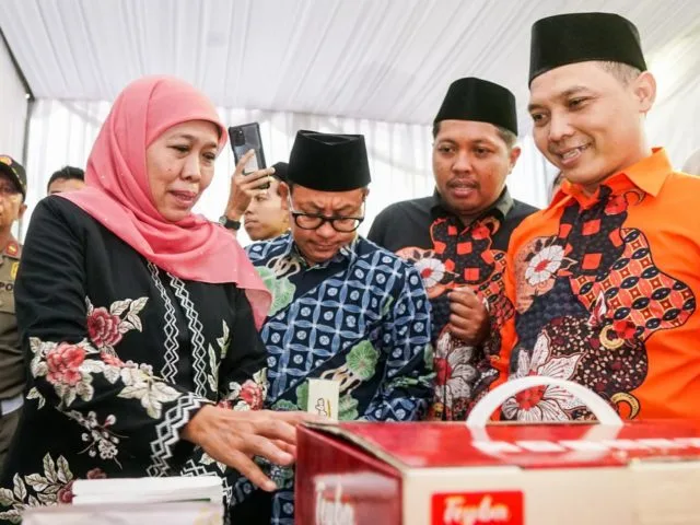 Gubernur Khofifah bersama Direktur Shopee Shopee Barokah Bukhori Muslim meninjau stan pameran.