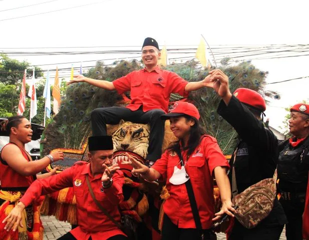NASIONALIS: Atraksi kesenian rakyat reog ponorogo memeriahkan suasana pendaftaran caleg DPC PDIP Kabupaten Sidoarjo ke kantor KPU Sidoarjo pada Kamis (11/5).