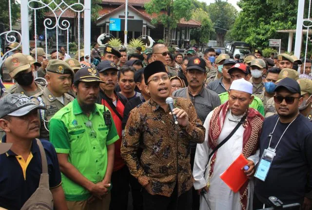 SAMPAIKAN SOLUSI: Bupati Ahmad Muchdor Ali menyampaikan hasil pertemuan dengan perwakilan pengelola TPST dan pekerja persampahan di Pendapa Delta Wibawa Selasa (16/5).