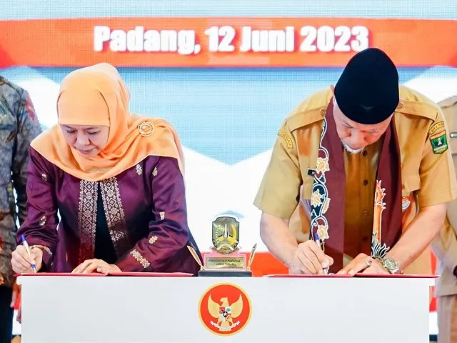 Gubernur Khofifah dan Gubernur Sumbar Mahyeldi menandatangani MoU G to G.