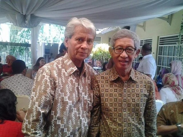 Mochtar Pabottingi bersama kerabat. (Facebook)