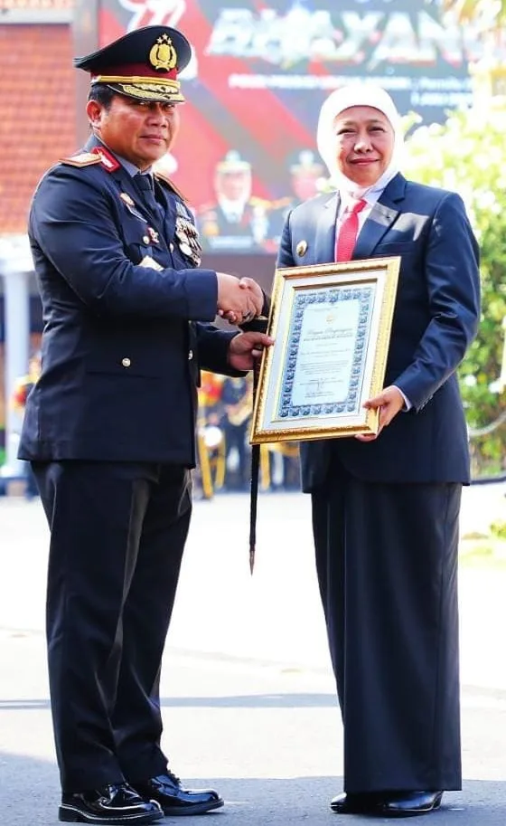 Gubernur khofifah indar parawangsa menerima penghargaan Tanhana Dharma Mangrva dariq Kapolda Jatim.