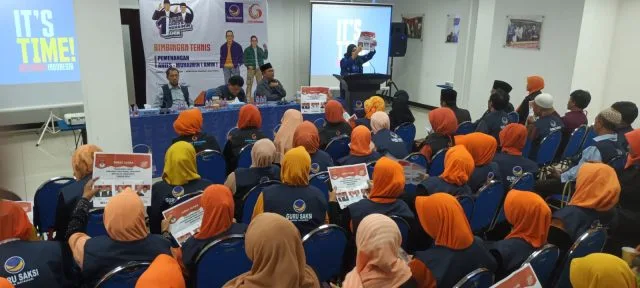 Ketua DPW Partai Nasdem Jawa Timur Sri Sajekti Sujunadi (Kak Jes) sedang menunjukkan contohspecimen surat suara di hadapan para relawan Garda Matahari. (ist)