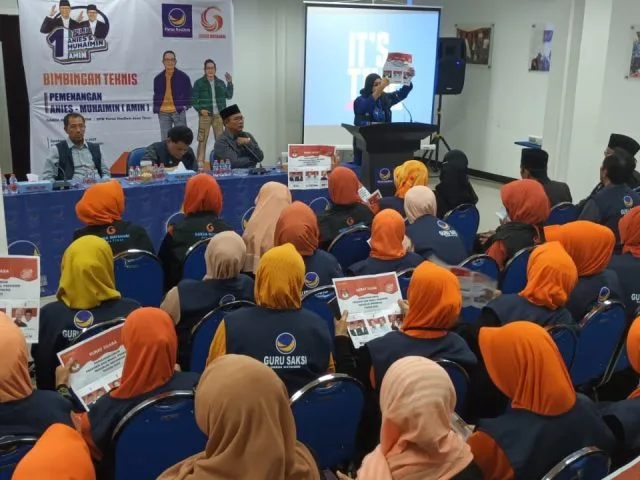 Ketua DPW Partai Nasdem Jawa Timur Sri Sajekti Sujunadi (Kak Jes) sedang menunjukkan contohspecimen surat suara di hadapan para relawan Garda Matahari. (ist)