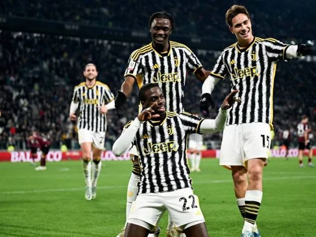 Dua pemain muda Juventus Kenan Yildiz (kanan) dan Samuel Iling-Junior (tengah belakang) berselebrasi bersama Timothy Weah. (Foto: Juventus.com)