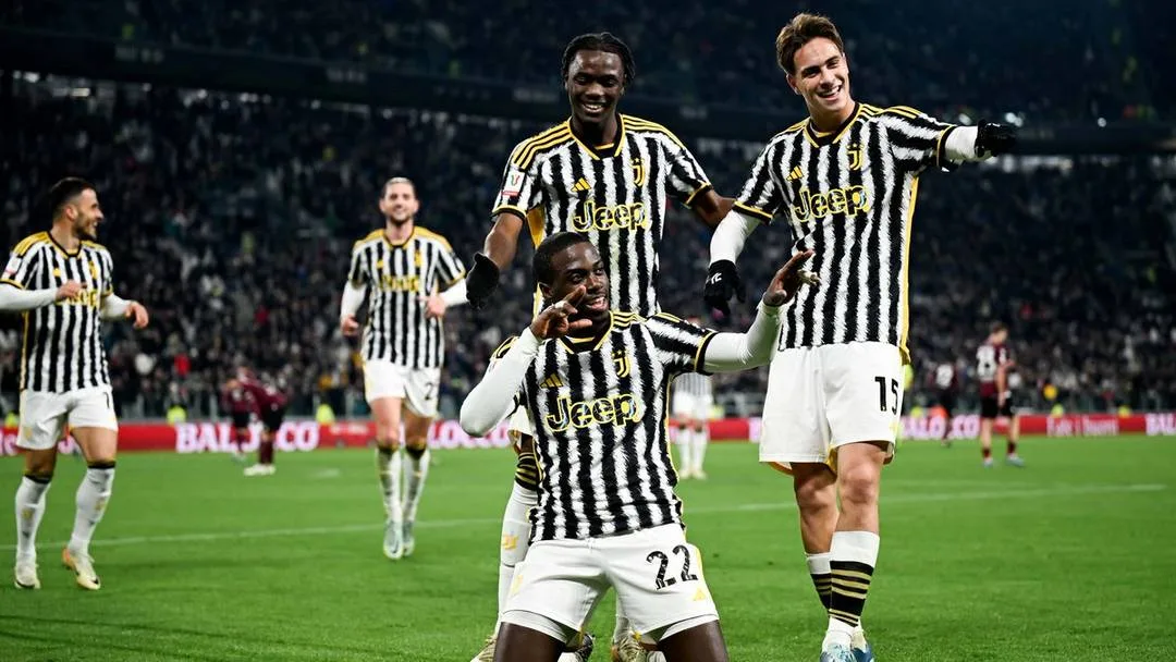 Dua pemain muda Juventus Kenan Yildiz (kanan) dan Samuel Iling-Junior (tengah belakang) berselebrasi bersama Timothy Weah. (Foto: Juventus.com)