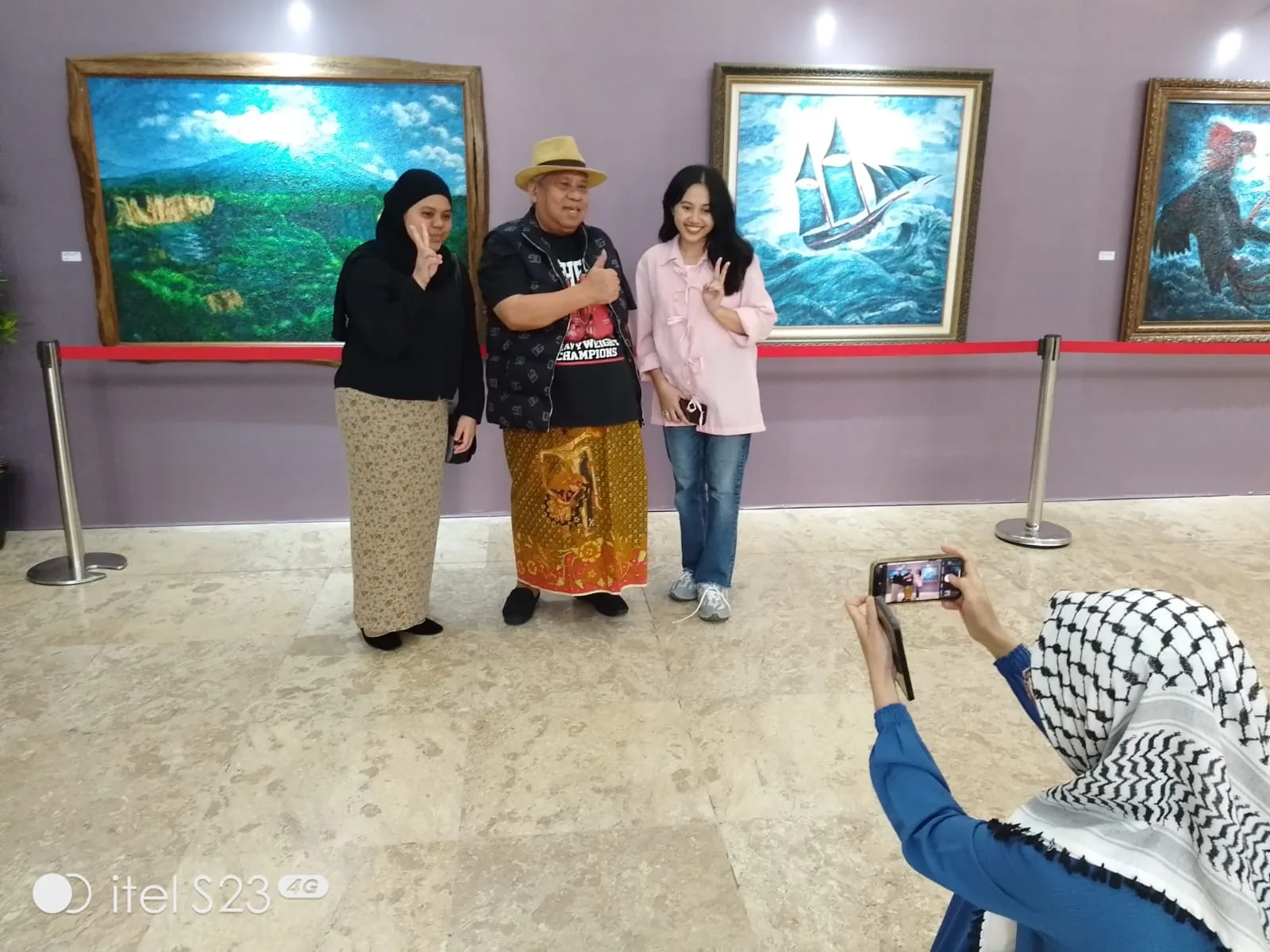 Prof. Bambang Tjahjadi berpose bersama mantan mahasiswanya pada pameran tunggalnya di Balai Pemuda Surabaya, 4-9 Februari 2025. (Rokimdakas)