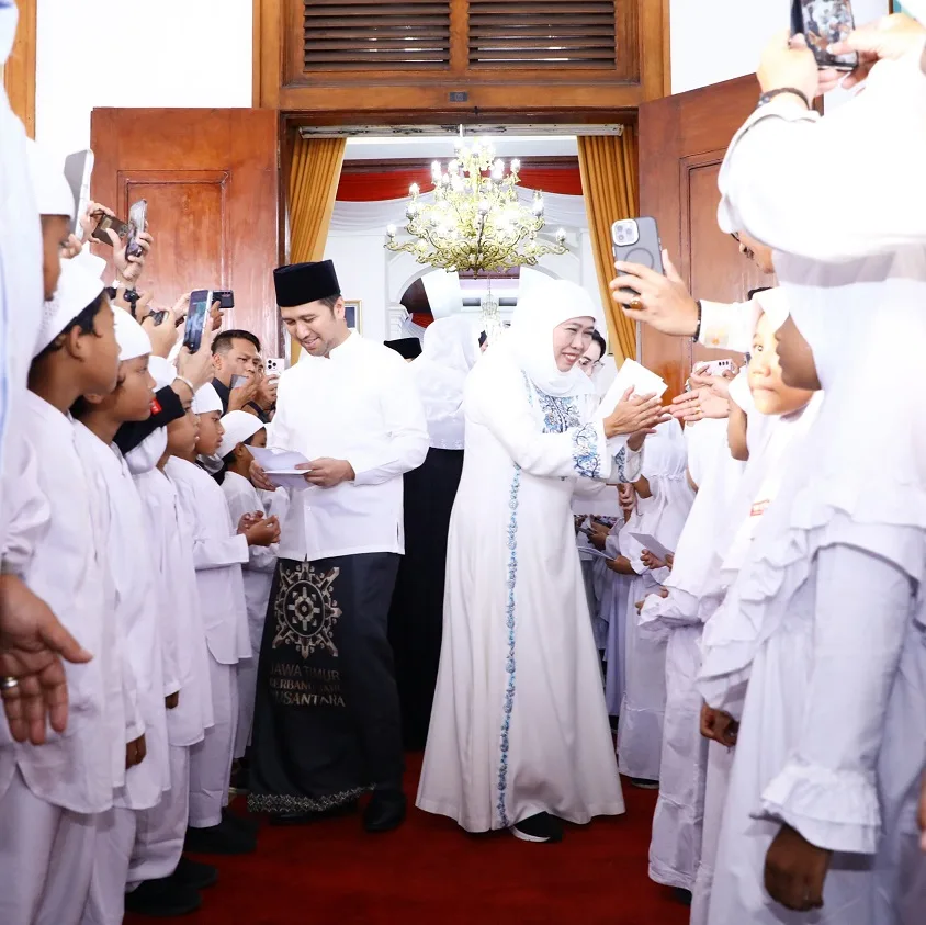 Ribuan Masyarakat Ikuti Tasyakuran dan Doa Bersama di Grahadi, Gubernur Khofifah Ajak Bersatu Guyub Rukun Wujudkan Jatim Gerbang Baru Nusantara