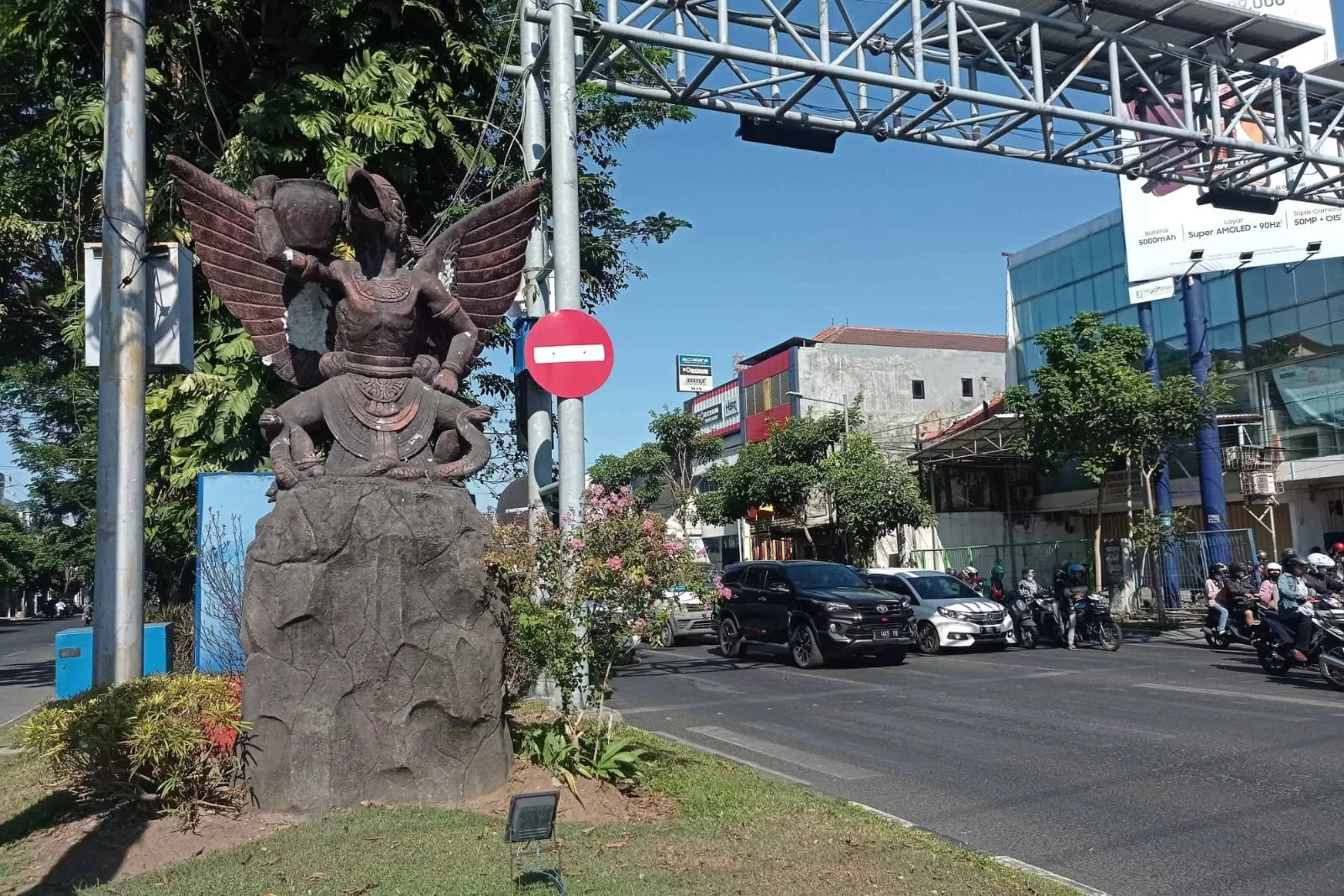 Perempatan Jl. Raya Kertajaya dekat patung Airlangga. (Foto : Google).