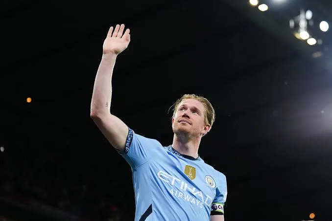 Gelandang Manchester City Kevin De Bruyne melambaikan tangannya kepada fans di Etihad Stadium, Manchester, dalam momen perpisahannya, Rabu (21/5). (Foto: The Independent)