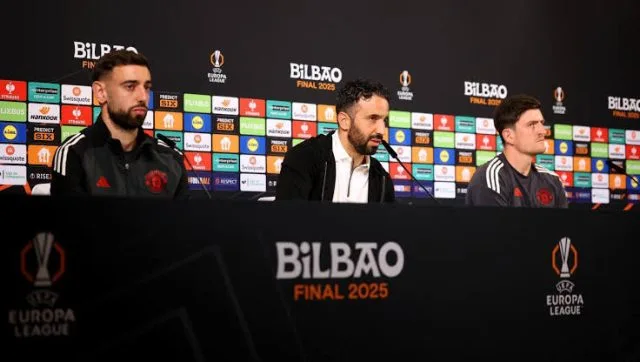Tactician Manchester United Ruben Amorim (dua dari kiri) dalam konferensi pers jelang final Liga Europa melawan Tottenham Hotspur. (Foto: UEFA)