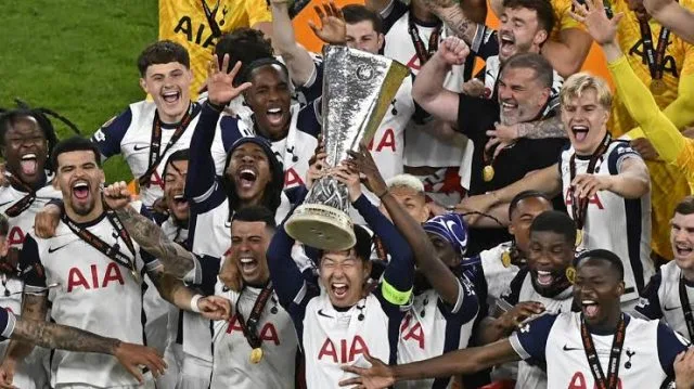 Kapten Tottenham Hotspur Son Heung-min yang mengangkat trofi juara Liga Europa. (Foto: Reuters)