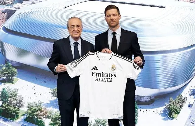 Xabi Alonso (kanan) bersama Presiden Real Madrid Florentino Perez setelah meneken kontrak selama tiga musim. (Foto: Madrid Universal)