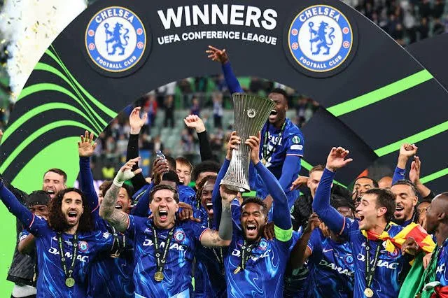 Selebrasi pemain Chelsea merayakan gelar juara Liga Konferensi Europa musim ini. (Foto: Chelsea)