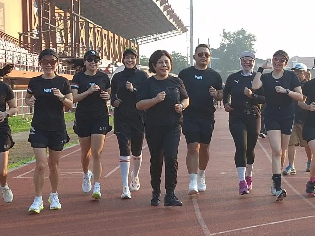 Pelari anggota komunitas Notary Runners Indonesia (NRI) Jatim saat berlari di lintasan atletik lapangan THOR, Surabaya, Sabtu lalu (30/5). (Foto: Istimewa)