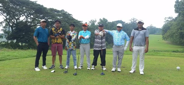 Ketua PGI Sidoarjo Abdul Salam (dua dari kanan), pelatih Agus Imansyah (paling kiri), dan empat golfer wakil Sidoarjo dalam Pekan Olahraga Provinsi (Porprov) Jatim. Mereka berlatih di Finna Golf & Country Club, Pasuruan. (Foto: Istimewa)