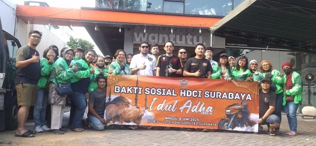 Ketua HDCI Surabaya Indra Irawan (kemeja putih) bersama pengurus HDCI Surabaya dan drivel ojol wanita dalam Bakti Sosial HDI Surabaya Idul Adha di Hobis, Surabaya, Minggu (8/6). (Foto: Istimewa)