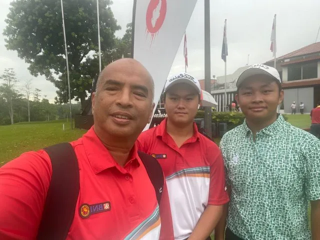 Jonathan Manuel Wijanto (tengah) bersama Kenneth Henson Sutianto (kanan). (Foto: Pribadi)