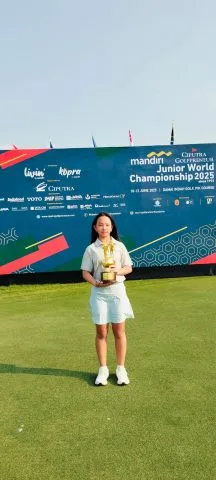 Golfer junior putri Jatim Jennifer Quinn Effendi saat memenangi Girls Development C Division dalam ajang Mandiri Ciputra Golfpreneur Junior World Championship 2025 di Damai Indah Golf, PIK, Jakarta, 10-12 Juni 2025. (Foto: Istimewa)