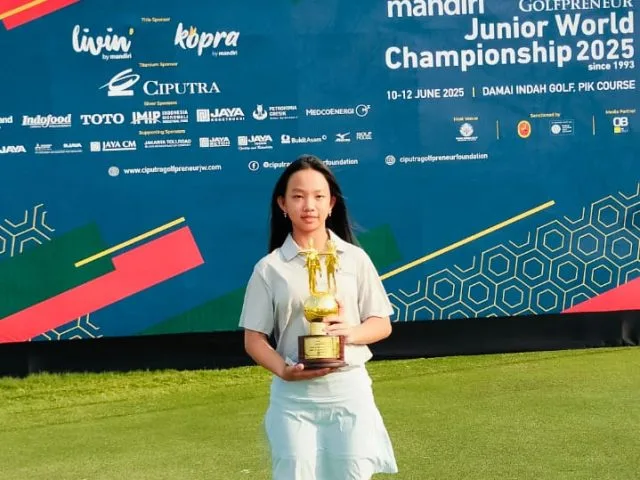 Golfer junior putri Jatim Jennifer Quinn Effendi saat memenangi Girls Development C Division dalam ajang Mandiri Ciputra Golfpreneur Junior World Championship 2025 di Damai Indah Golf, PIK, Jakarta, 10-12 Juni 2025. (Foto: Istimewa)