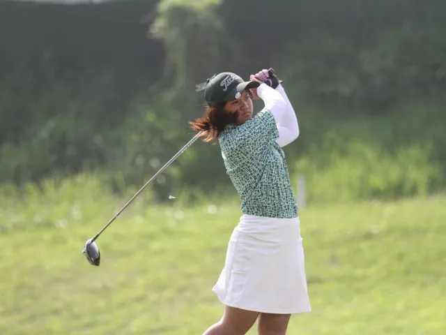 Aksi golfer wanita Kota Surabaya Calista Allegra Dewantara dalam hari pertama cabor golf Porprov Jatim 2025. Dia jadi yang terbaik di kategori wanita. (Foto: Pengprov PGI Jatim)